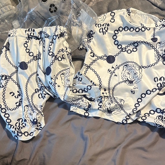 Kids White & Navy Tiger Chain Print Pajama Set - Picture 2 of 2